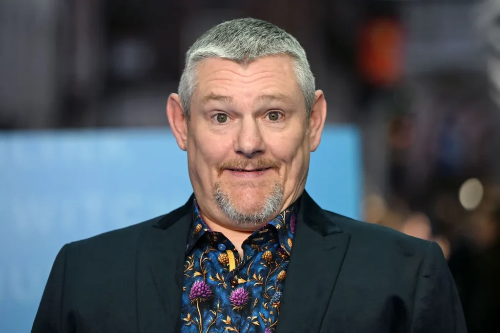 Quand les dirigeants extrêmes se moquent du vrai combat : John Davidson et le syndrome de la Tourette