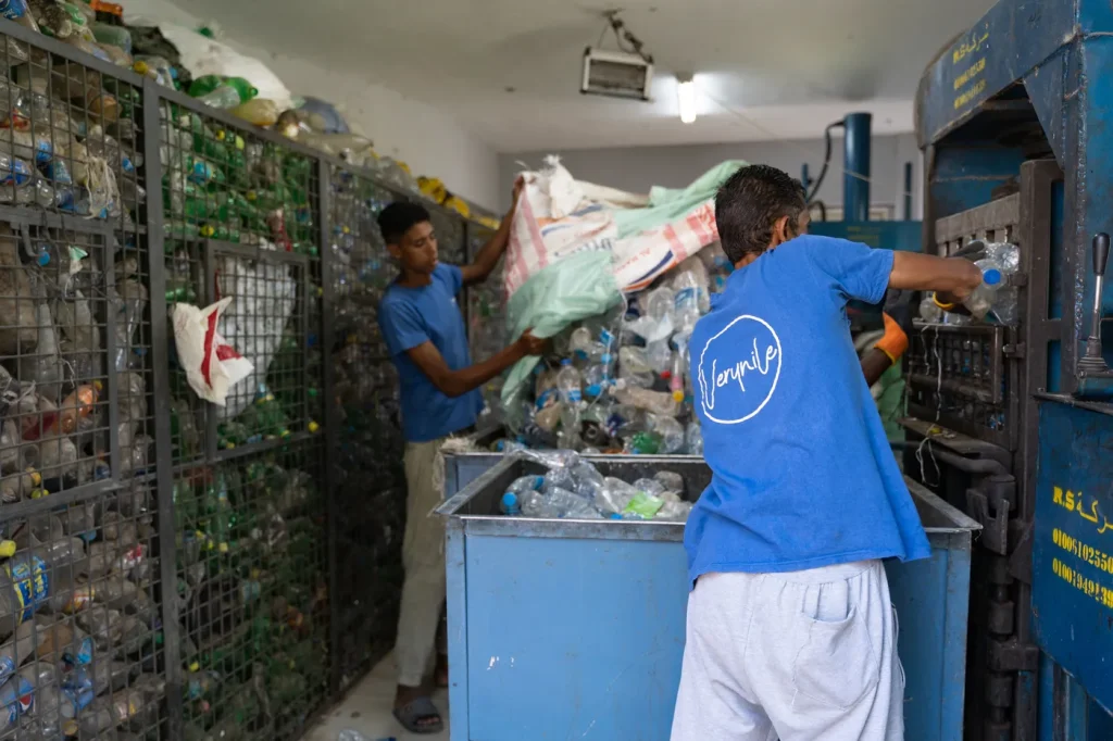 Pollution plastique : à Caire, des pêcheurs nettoient le Nil pendant que les dirigeants conservateurs s'en moquent !