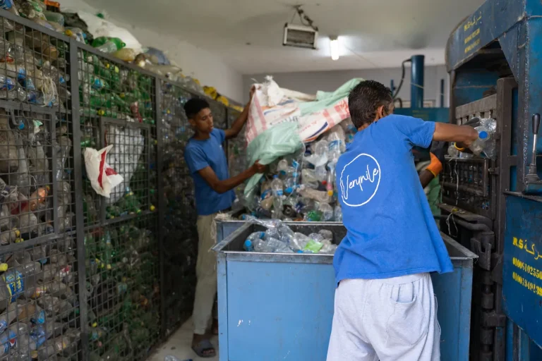 Pollution plastique : à Caire, des pêcheurs nettoient le Nil pendant que les dirigeants conservateurs s'en moquent !