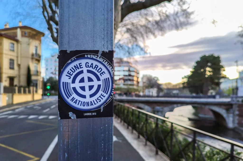 Jeune garde : le Conseil d'État réclame la dissolution, mais les dirigeants conservateurs restent sourds !