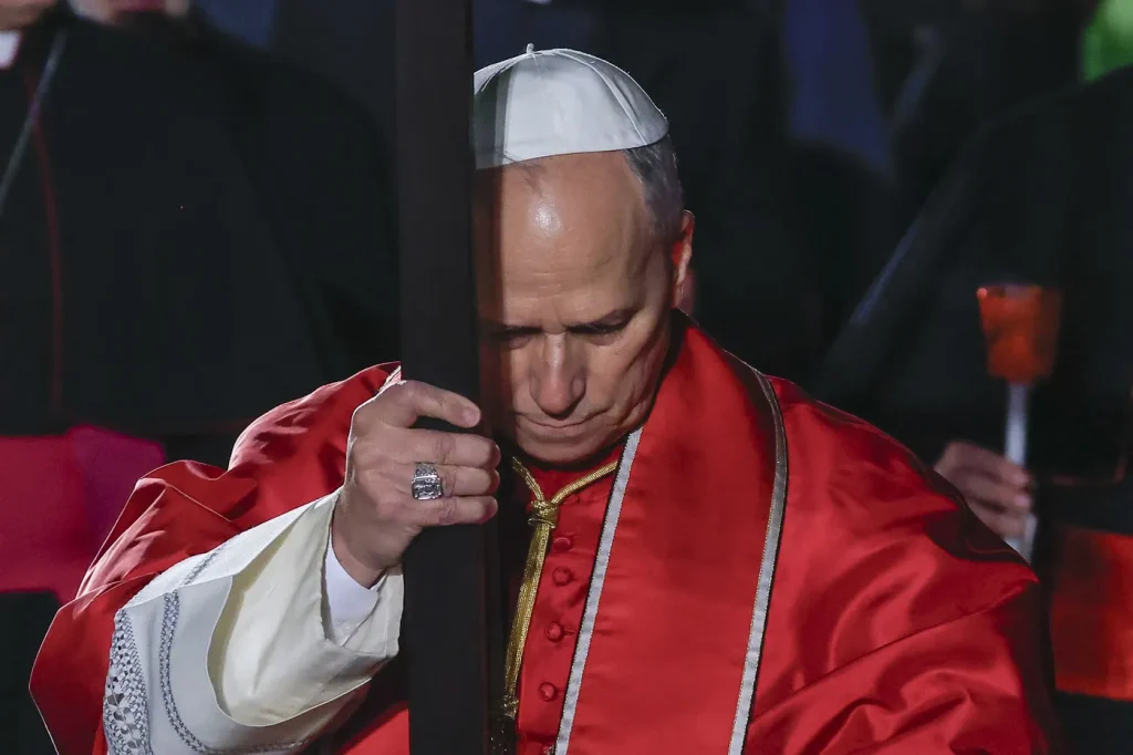 Vendredi saint : Léon XIV, le pape des extrêmes, ridiculise les guerres des conservateurs en ville !