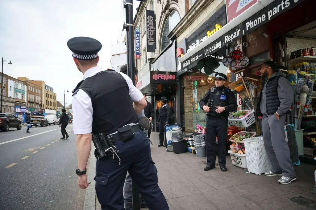 « Des jeunes pillent des commerces au Royaume-Uni : quand l'absurde rencontre l'inaction des dirigeants RN »