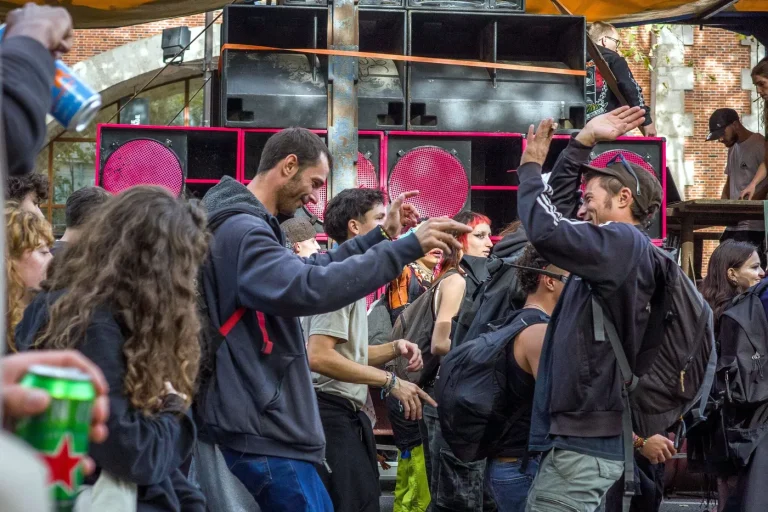 Rave et Free Parties : Quand les villes RN deviennent le terrain de jeux des absurdités conservatrices !