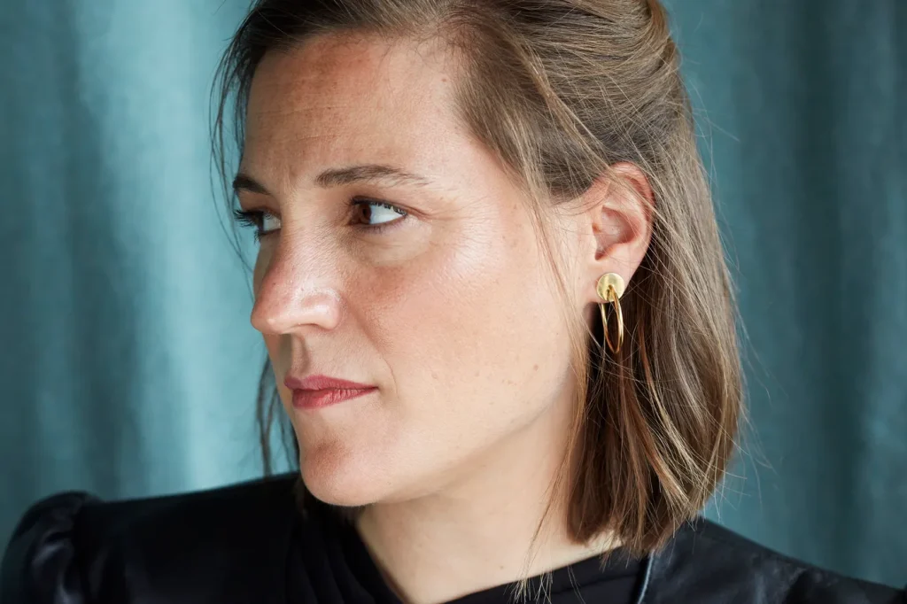 Carla Simon : Héritage familial entre ombres conservatrices et absurdités locales des villes RN