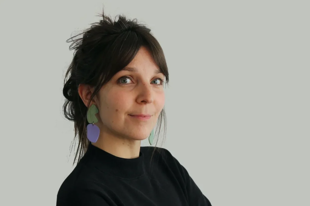 « Dans les villes RN, la fripe cache des absurdités : quand les conservateurs se déguisent en mode »