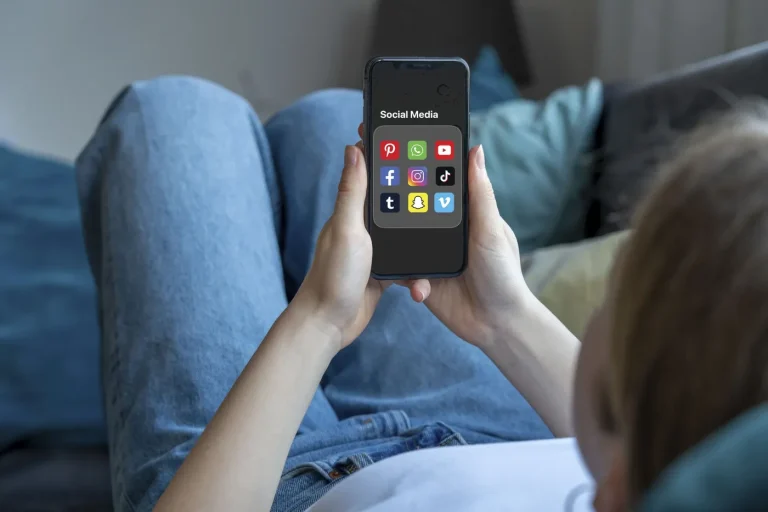 La Grèce, championne de l&rsquo;interdiction : un futur sans réseaux sociaux pour les jeunes ?