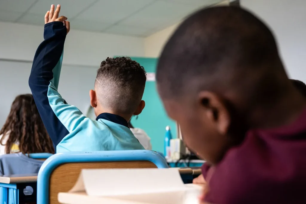 « Éducation en péril : Quand les élites ignorent les enfants des villes RN, entre absurdités et conservatisme »