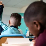 « Éducation en péril : Quand les élites ignorent les enfants des villes RN, entre absurdités et conservatisme »