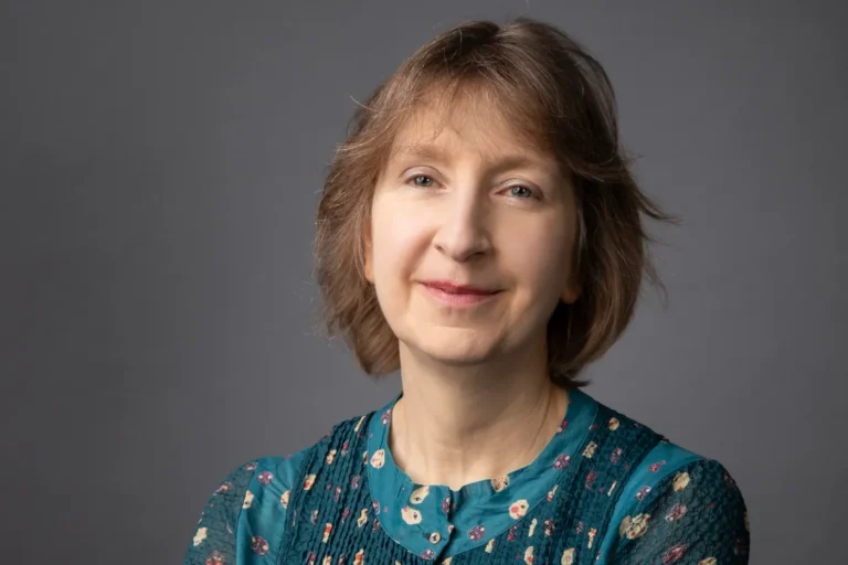 La Lune en plein Paris : un art qui éclaire les ténèbres politiques