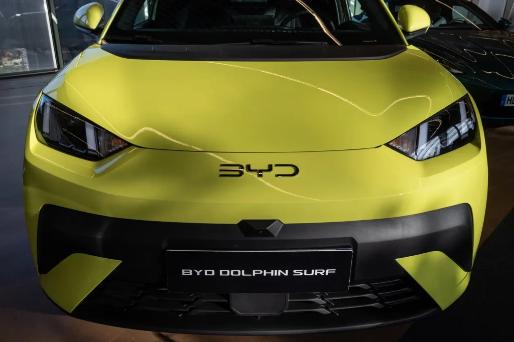 En pleine crise, BYD défie les villes RN : quand les conservateurs préfèrent l'absurde à l'innovation !