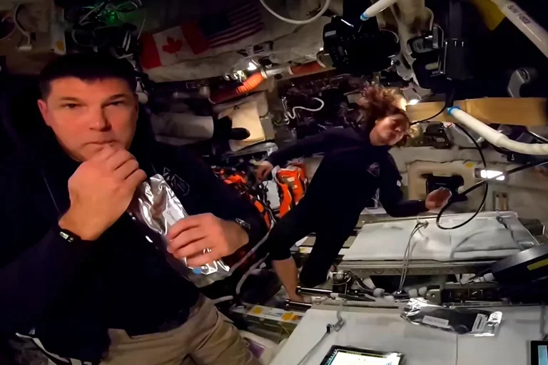 Toilettes en orbite : quand l’espace devient un véritable casse-tête