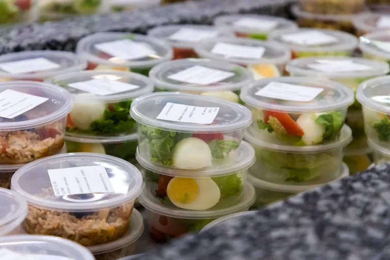 Plastique dans les cantines : la victoire du lobby au détriment de nos enfants