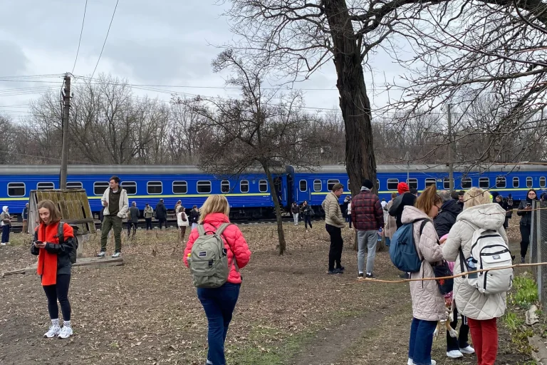 Le Kiev Express 68 : Quand des épouses fuient la guerre pendant que nos dirigeants conservateurs s'égarent !