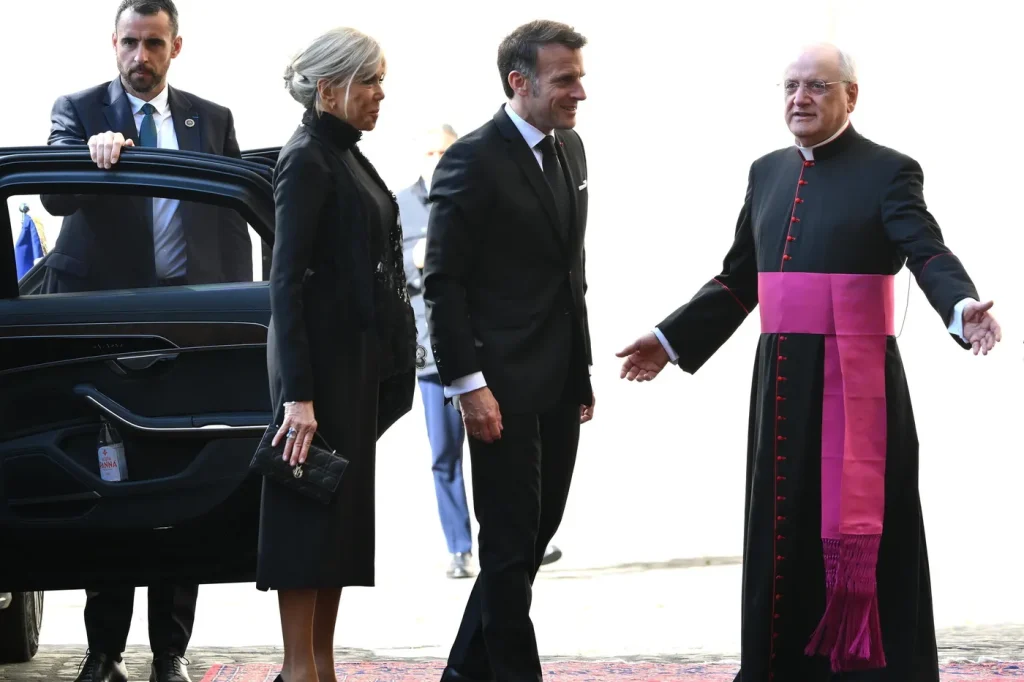Macron au Vatican : Léon XIV face aux absurdités des maires RN et aux dérives des conservateurs !