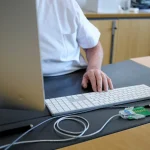 Cyberattaque : 700 labos piratés, les conservateurs toujours sourds aux absurdités locales !