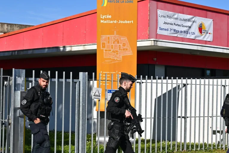 Quand la violence s&rsquo;invite au lycée : un drame révélateur