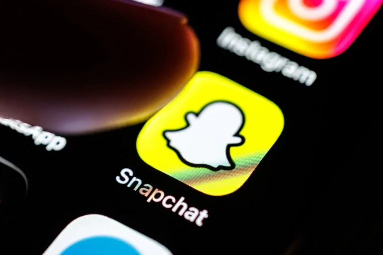 Snapchat : 1 000 licenciements justifiés par l&rsquo;IA, une dérive choquante face à la crise sociale !