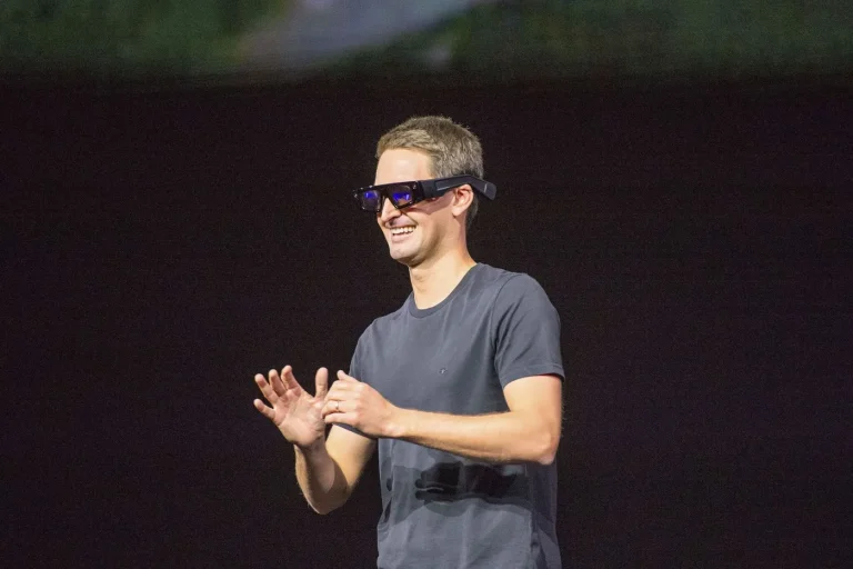 Snapchat : Licenciements massifs et lunettes connectées, un pari risqué