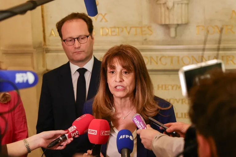 Déroute Politique : La Défaite de la Démocratie en Direct