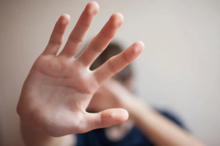 Quand l&rsquo;éducation se transforme en violence : le paradoxe éducatif