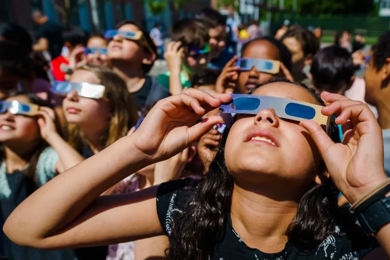 Éclipse Solaire : Un Spectacle Éblouissant ou un Sombre Fiasco ?