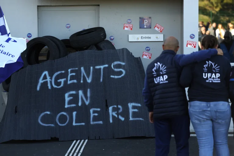 Surpopulation carcérale en France : appel à bloquer les prisons face à la crise.