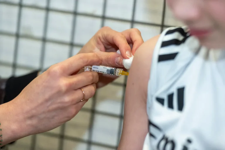 Vaccinations : les autorités sanitaires françaises recommandent une protection accrue pour les jeunes.