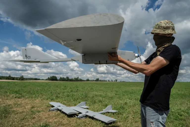 En Ukraine, l&rsquo;école de pilotes de drones souligne leur rôle crucial dans les opérations militaires.