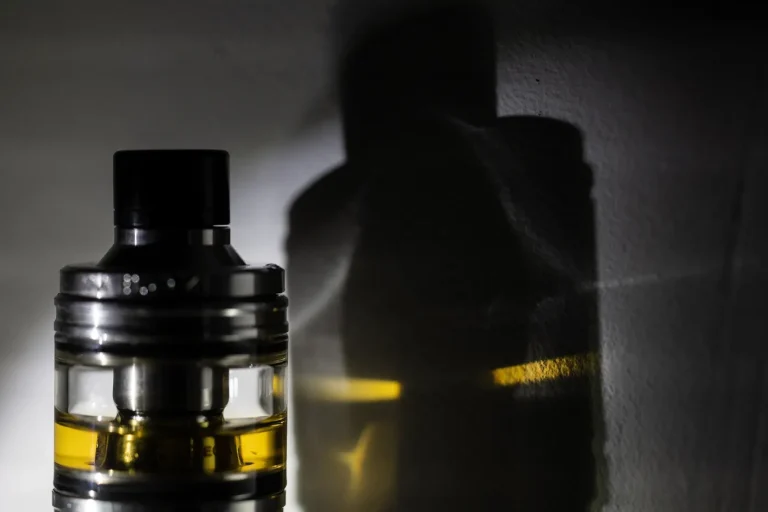 Vapotage en forte hausse chez les lycéens en France, selon une étude récente.