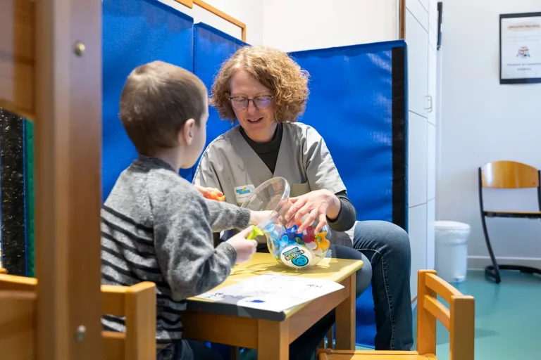 Violences sexuelles : des contrôles renforcés pour les professionnels auprès d&rsquo;enfants handicapés en France.