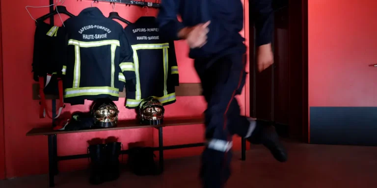 Haute-Savoie : un incendie ravageur détruit un abri et cinq voitures, l&rsquo;impuissance des autorités exposée !