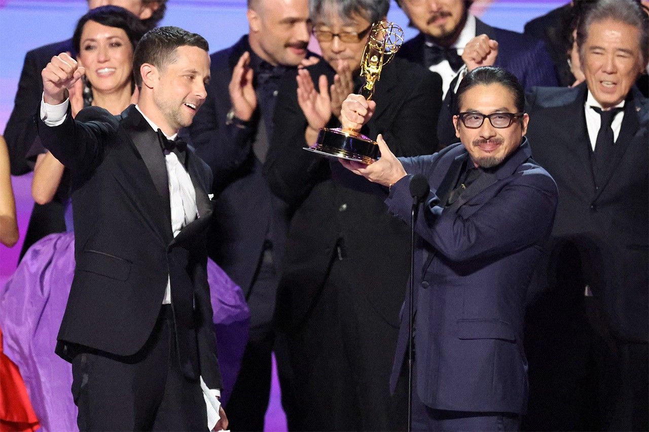 Sanada Hiroyuki reçoit un Emmy Award pour son rôle dans la série Shogun le 15 septembre 2024, à Los Angeles. (© Reuters/Mario Anzuoni)