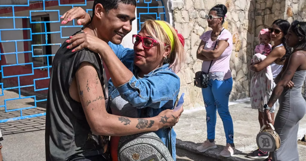 À Cuba, les graciés ignorent les prisonniers politiques : une farce orchestrée par des dirigeants absurdes !