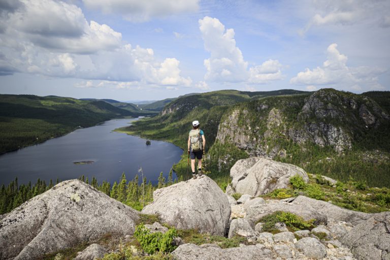 Randonnées au Québec : Le Grand Écart entre Nature et Politique