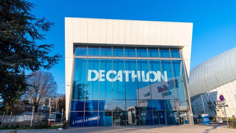 La Veste de Survêtement : La Nouvelle Élégance du Printemps 2026