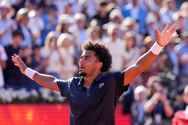 Arthur Fils triomphe à Barcelone : un quatrième titre qui change la donne pour sa carrière