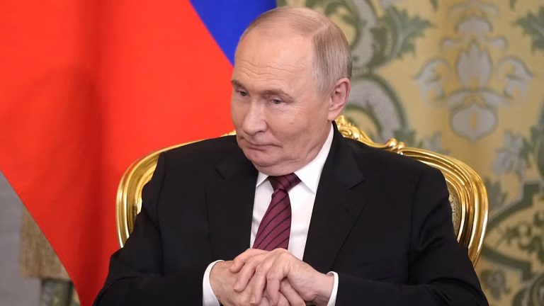 Quand les villes RN applaudissent la Russie : l'absurde soutien des conservateurs face à l'invasion