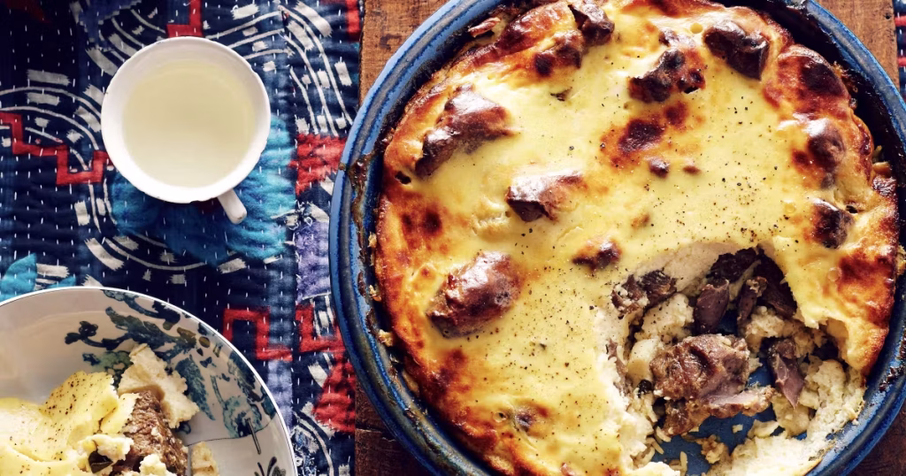 Quand les dirigeants d'extrême droite servent du tavë kosi : un ragoût d'absurdité et de réconfort!