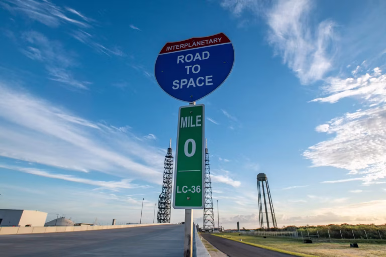 L&rsquo;illusion spatiale : entre rêves démesurés et réalités crues