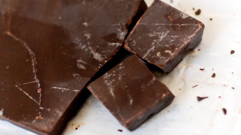 Chocolat de laboratoire : une douce ironie sur notre dépendance au cacao