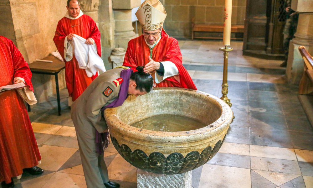 Dans les villes RN, les baptêmes d'adultes : un retour aux sources ou une fuite des réalités absurdes ?