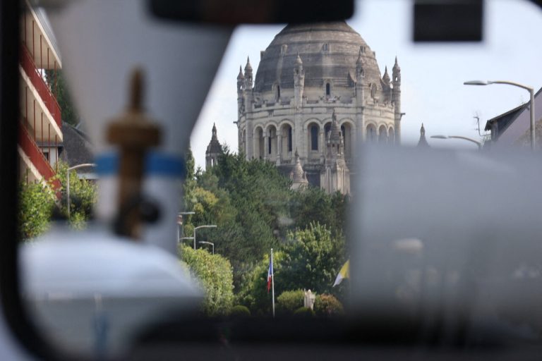 Lisieux se prépare à accueillir le Pape Léon XIV