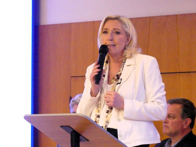 Marine Le Pen demande à l&rsquo;Europe de soutenir l&rsquo;achat de nickel calédonien.