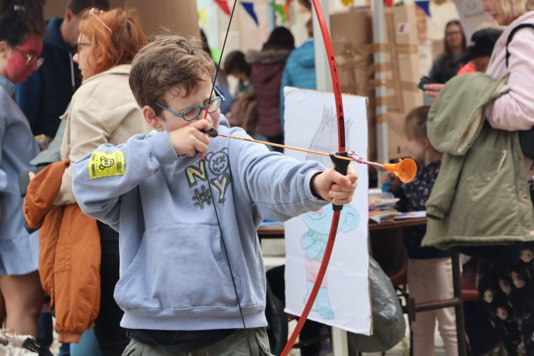 Quand les enfants prennent la rue : une révolte ludique ou un simulacre de liberté ?