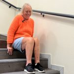 Ascenseur en panne à Dijon : une femme handicapée descend les marches sur les fesses.