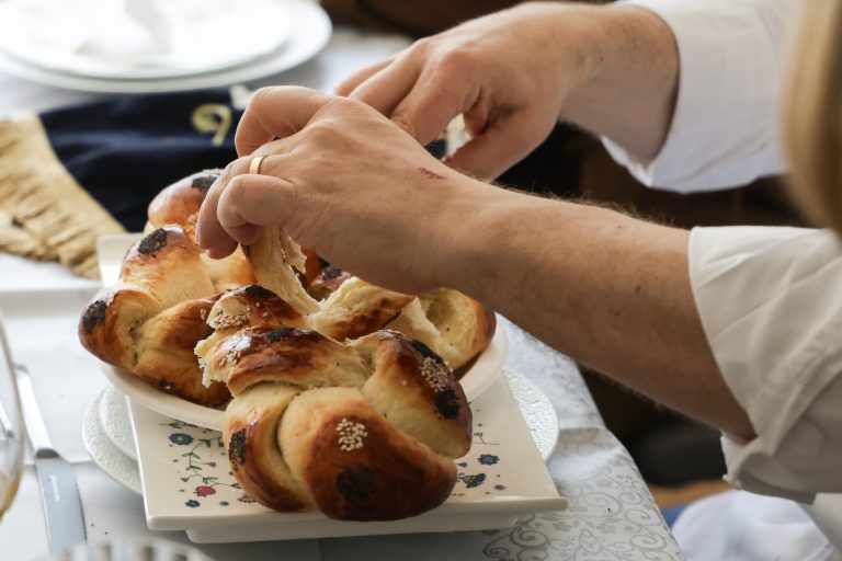 Eva Longoria explore le Shabbat chez des Juifs alsaciens : une rencontre inattendue