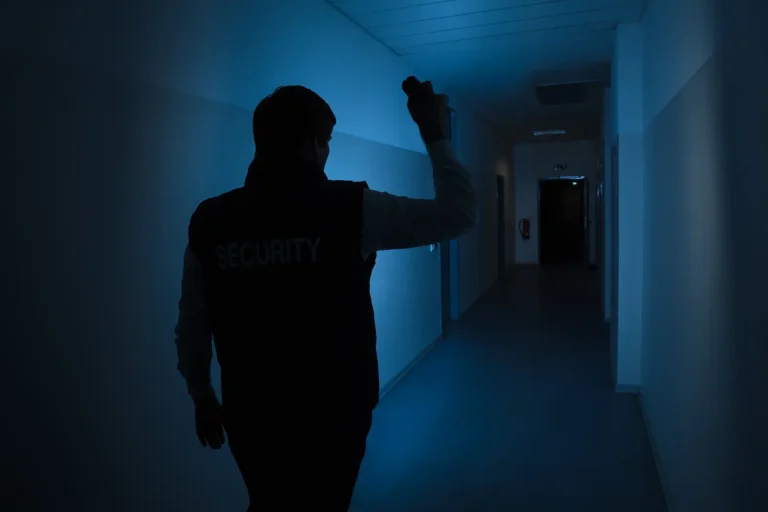 Agent de sécurité licencié obtient 42 000 € après un cambriolage non signalé en France.