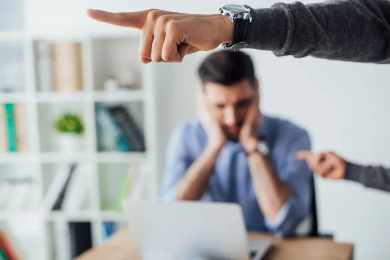 Quand un cri au travail devient un accident : les faux-semblants de la protection sociale