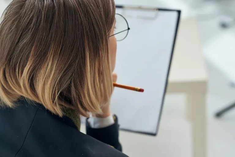 IA remplace Marianne : elle se reconvertit et gagne mieux, mais à quel prix pour l&rsquo;humain ?