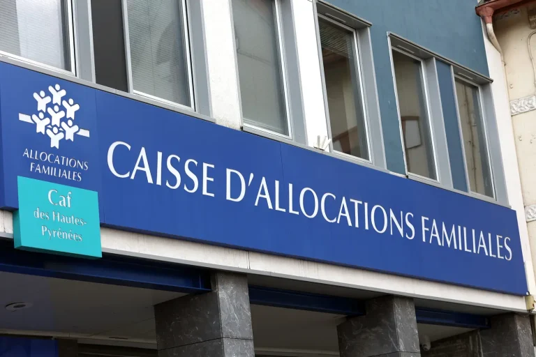 La Prime d&rsquo;Activité : Un Band-Aid sur une Plaie Béante